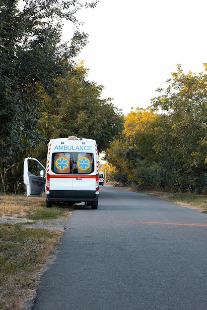 Un'ambulanza è parcheggiata sul lato della strada.