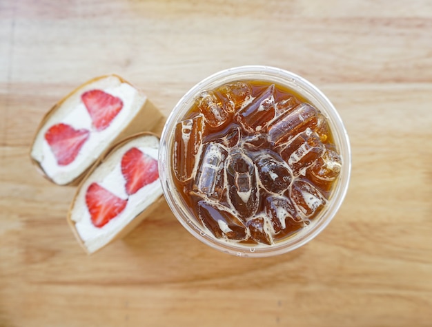 Un americano ghiacciato con un sandwich coreano alla panna montata alla fragola Vista dall'alto