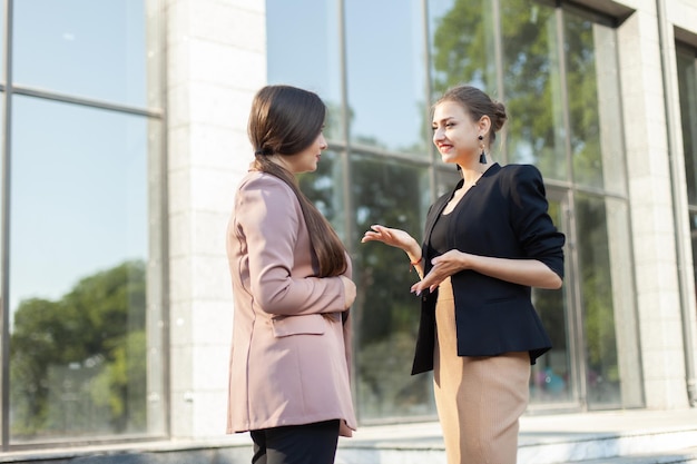 Un'amica di due donne d'affari che discute all'aperto