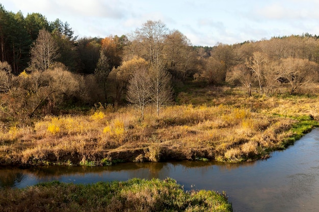 Un ampio fiume nella stagione autunnale