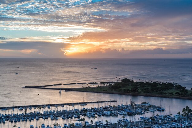 Un ampio tramonto sugli yacht dal porto delle barche di Ala Wai e dall&#39;isola magica