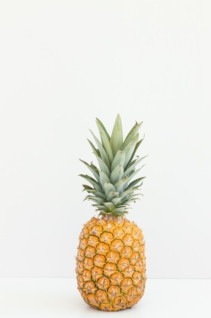Un ananas su sfondo bianco