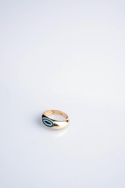 un anello d'oro con un anello verde e blu