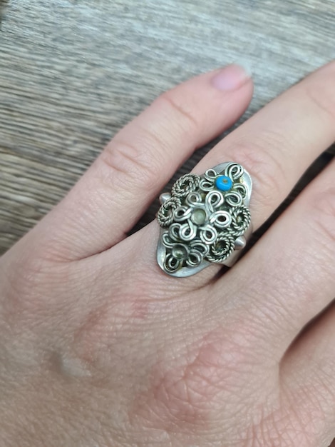 Un anello in argento con pietra turchese e pietra turchese.