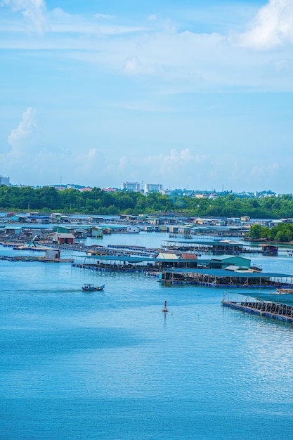 Un angolo dell'allevamento di ostriche galleggiante villaggio di pescatori nel comune di Long Son Ba Ria Vung Tau provincia Vietnam Persone che vivono e fanno mangime industria del pesce al villaggio galleggiante