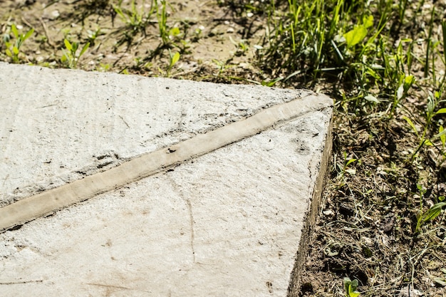 Un angolo giunto di dilatazione del basamento in cemento.