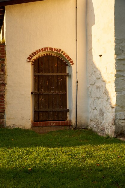 Un'annata rara porta di legno di una vecchia casa medievale.