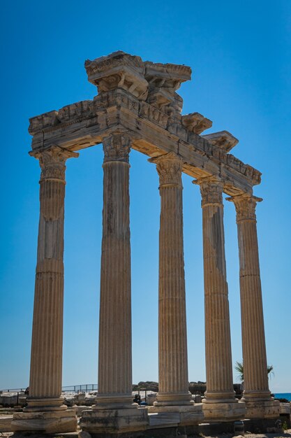 Un'antica città di colonne in rovina. Vista dell'antica città di Side, Turchia.