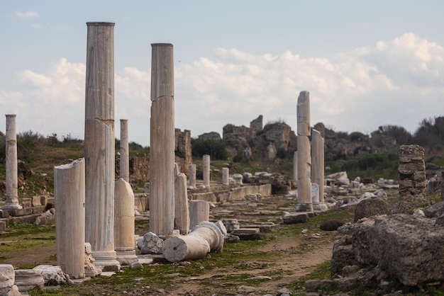 Un'antica città in rovina di colonne Rovina Veduta dell'antica città a Side Turchia