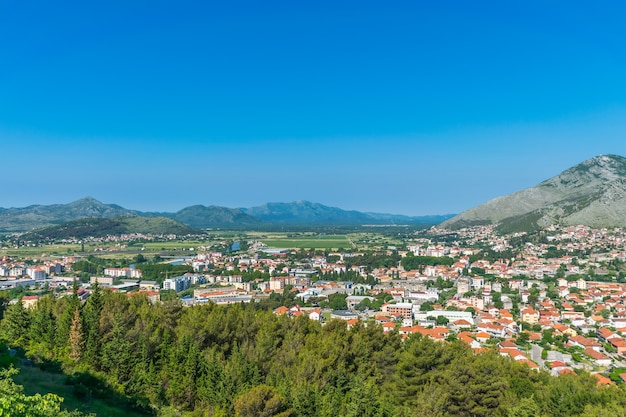 Un'antica città si trova nella pianura lungo il fiume.