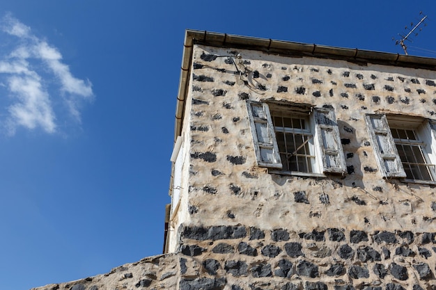 Un'antica dimora storica costruita in pietra di basalto