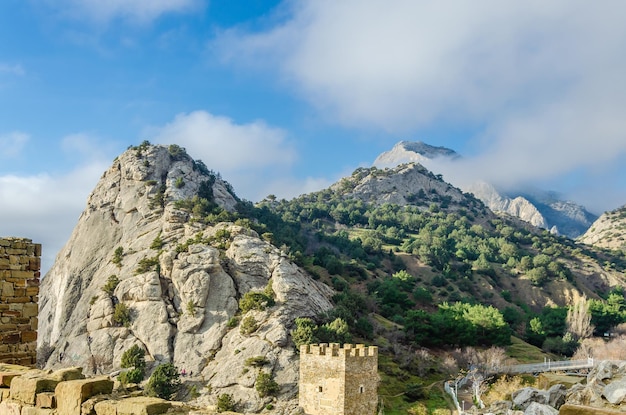 Un'antica fortezza ai piedi della montagna.