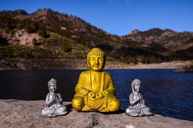 Un'antica statua di Buddha vicino all'oceano