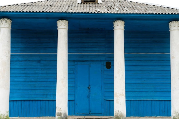 Un antico edificio in legno con colonne Restauro di un edificio storico