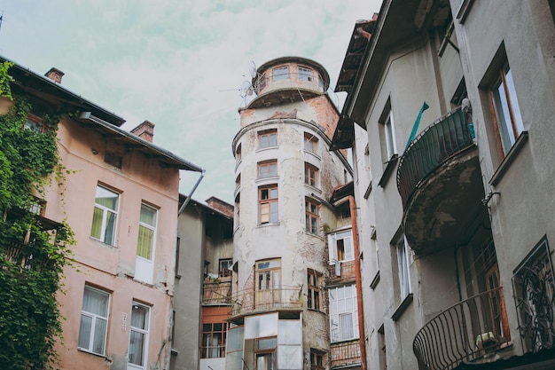 Un antico edificio nella parte storica della città