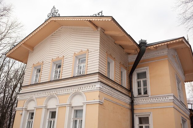 Un antico palazzo signorile con veranda in legno, costruito nel XIX secolo Cherepovets, Russia.