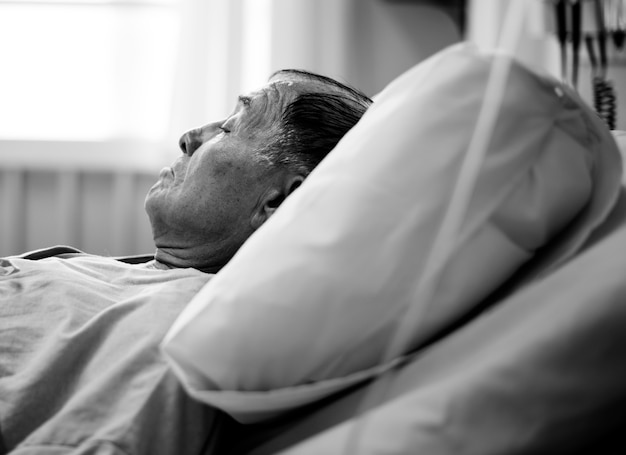 Un anziano malato che soggiorna in un ospedale