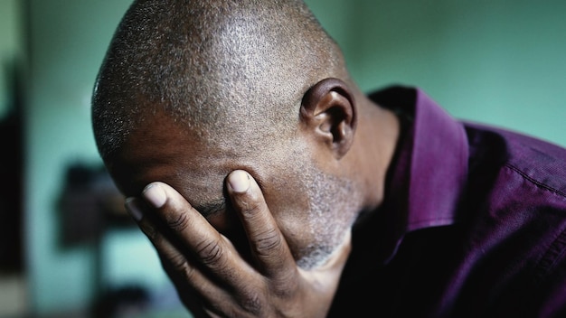 Un anziano uomo di colore preoccupato che prega Dio in cerca di aiuto