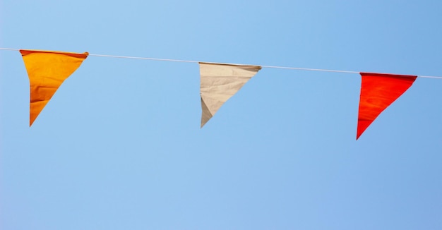 un aquilone a forma di triangolo è appeso a una corda