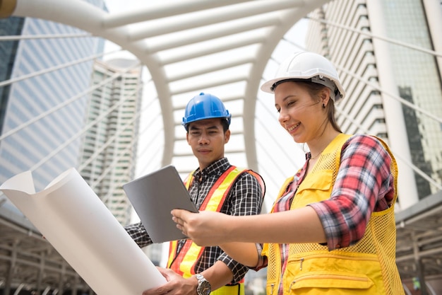 Un'architetta mostra un tablet digitale a un collega