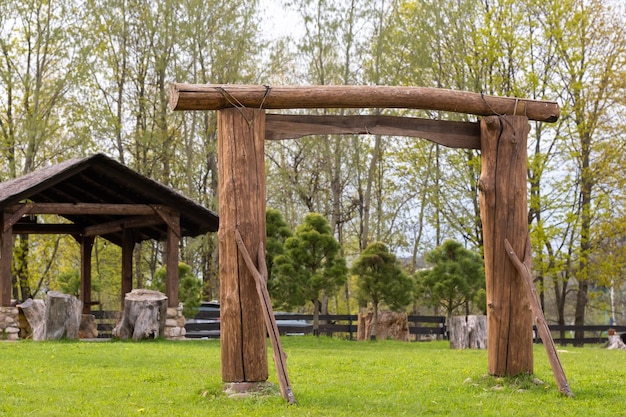 Un arco in legno e un gazebo in legno in piedi sul territorio adiacente alla tenuta