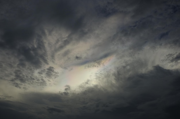 Un arcobaleno nel cielo è visibile tra le nuvole.