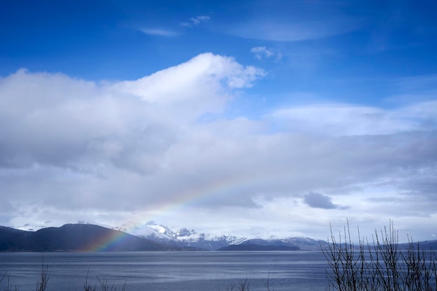 Un arcobaleno sul lago