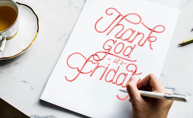 Un artista che crea mano lettering opere d&#39;arte