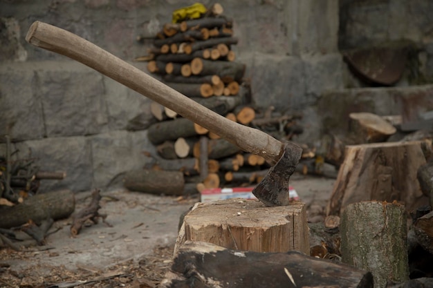 Un'ascia su un tronco di legno