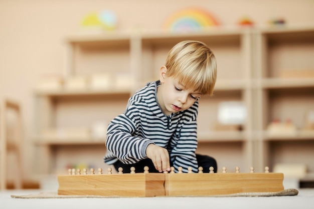 Un asilo sta giocando con il giocattolo montessori all'asilo