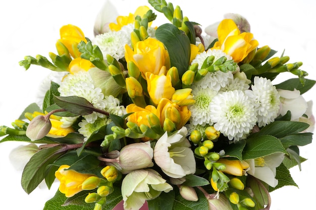 Un assortimento di fiori closeup su sfondo bianco. San Valentino