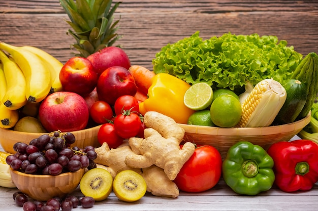Un assortimento di frutta e verdura fresca sul tavolo
