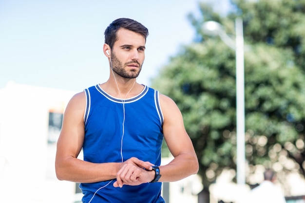 Un atleta bello che distoglie lo sguardo