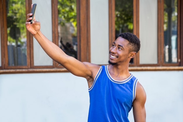 Un atleta bello felice prendendo un selfie