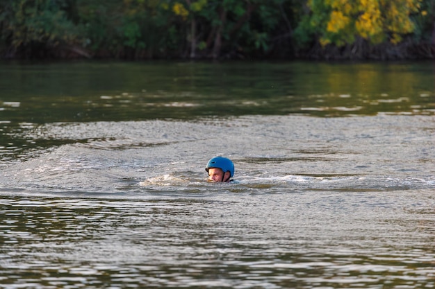 Un atleta esegue un trucco nel parco acquatico al tramonto Rider di wakeboard