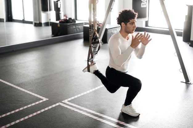 Un atleta italiano maschio fa i giusti esercizi di allenamento cardio in palestra