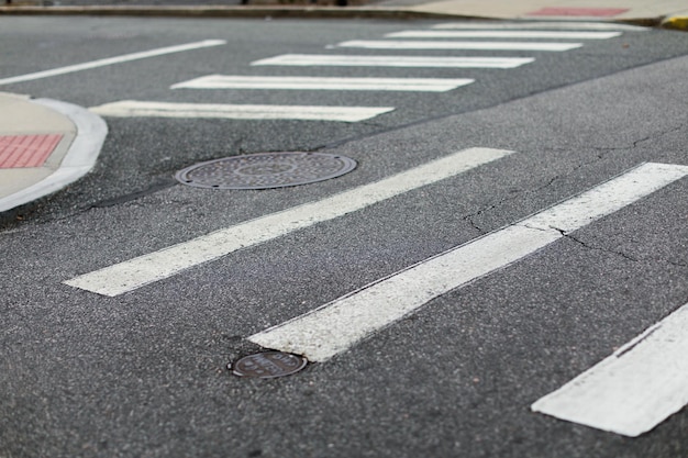 Un attraversamento pedonale con una striscia bianca sulla strada.