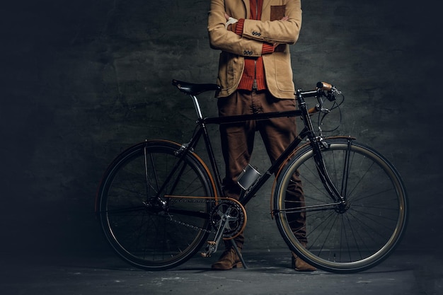 Un'autentica bicicletta da hipster a velocità singola su sfondo grigio.