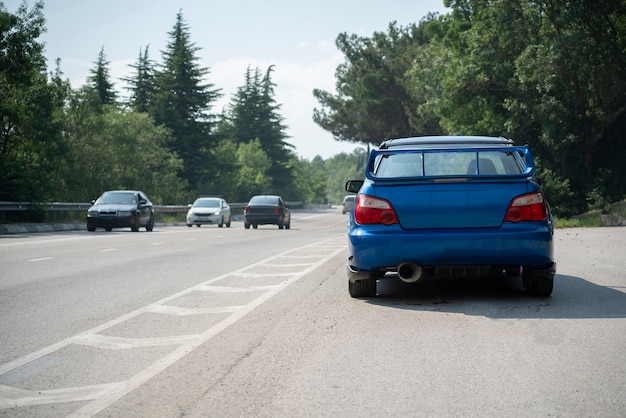 Un'auto blu sulla strada, viaggio in viaggio per le vacanze in viaggio