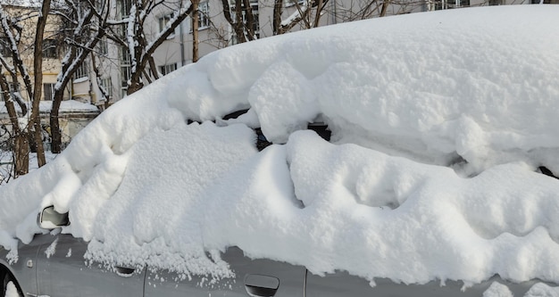 Un'auto coperta di neve