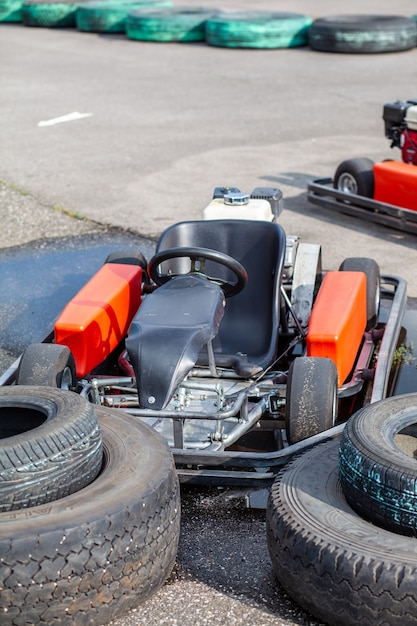 Un'auto da go-kart è ferma sull'autostrada e aspetta l'autista. Auto da go-kart per bambini e adulti.