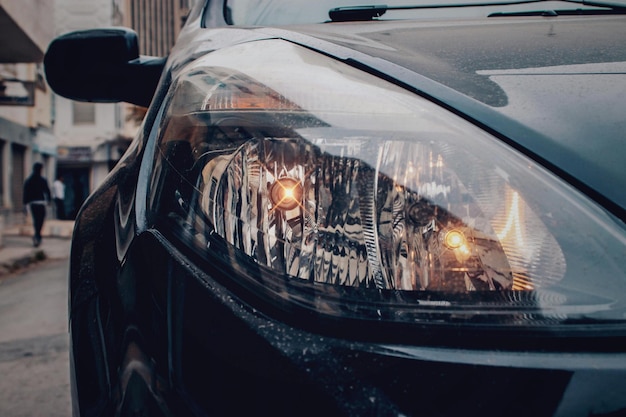 un'auto nera con il riflesso di un uomo nello specchio