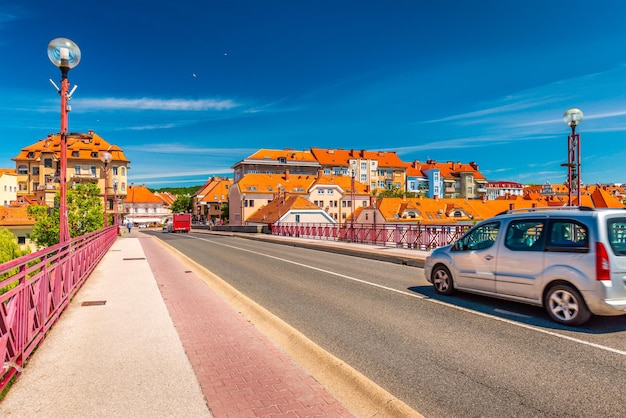 Un'auto sta attraversando il Ponte Vecchio (Glavni Most) di Maribor verso il centro città, Slovenia