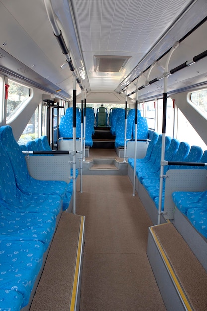 Un autobus con sedili blu che dicono "sopra"