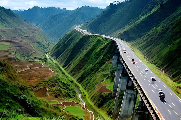 Un'autostrada che va in montagna