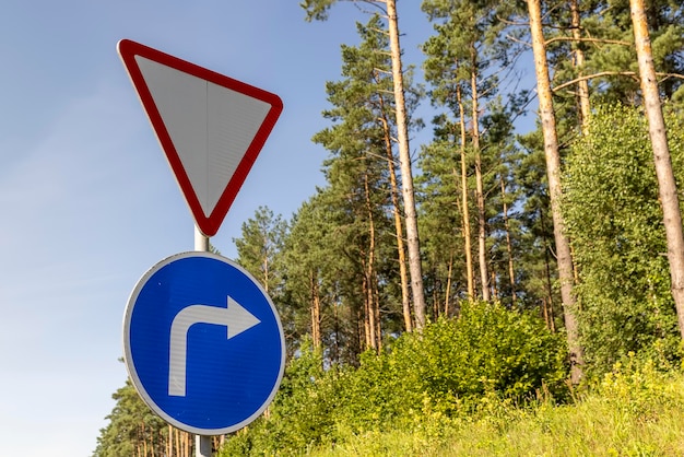 Un'autostrada con segnaletica stradale installata