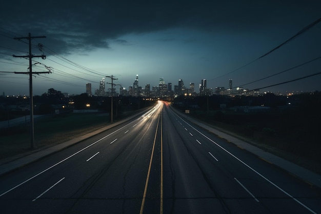 Un'autostrada con una città sullo sfondo