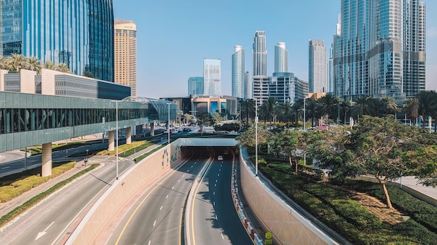 Un'autostrada con vista su un paesaggio urbano e un grattacielo sullo sfondo