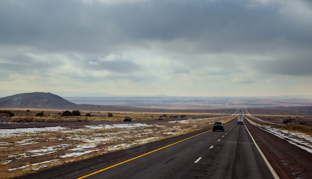 Un&#39;autostrada corre da Tucumcari, New Mexico attraverso il pennello