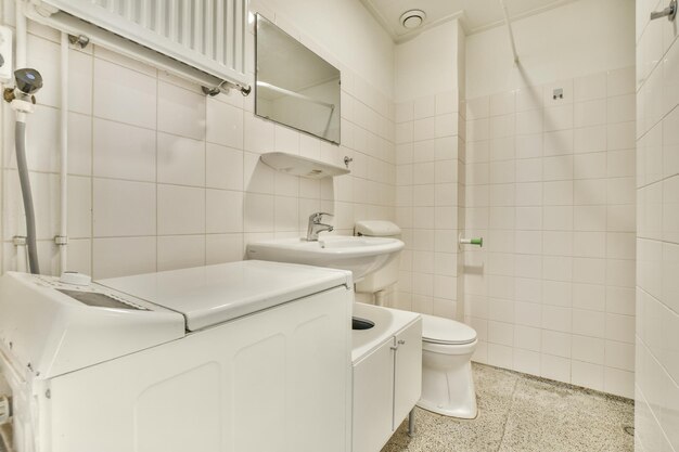 un bagno bianco con un lavandino e una doccia